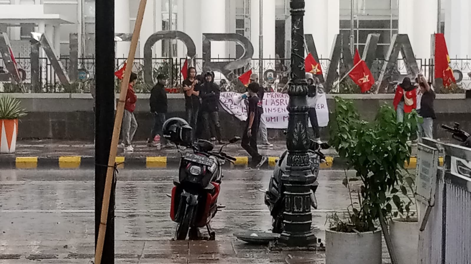Aksi demonstrasi LMND di depan Kantor Walikota Palopo (dok:indeksmedia.id)