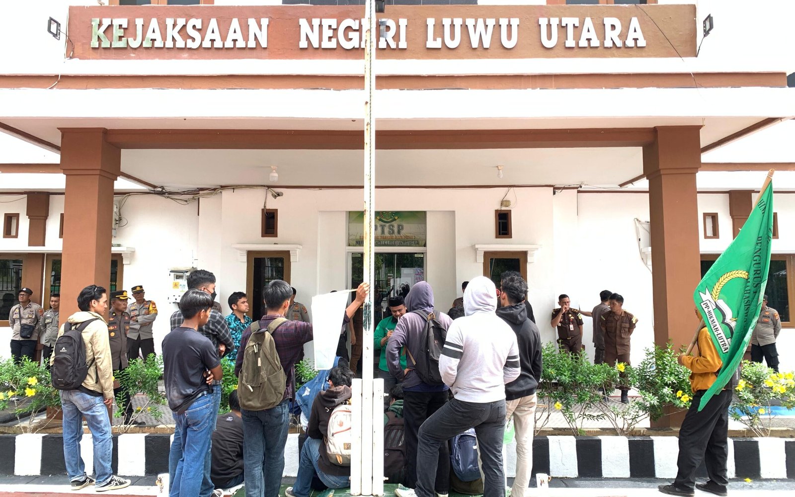 Aksi unjuk rasa di depan kantor Kejaksaan Negeri Luwu Utara (dok:indeksmedia)