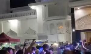 Viral! Sejumlah Remaja Party di Depan Masjid Agung Sengkang, Netizen Geram