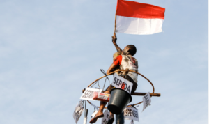 Mengenal Risiko Lomba Panjat Pinang dan Cara Menguranginya