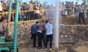 Polisi Amankan Lokasi Semburan Air Setinggi Pohon di Sampang