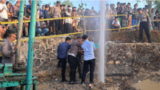 Semburan air sumur bor Sampang