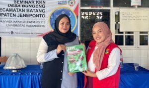 Mahasiswa KKN Universitas Hasanuddin Gelombang 113 Susun dan Serahkan Buku Profil Desa Bungeng